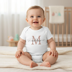 Personalisierter Schriftzug Namensmonogramm Staubr Baby Strampler