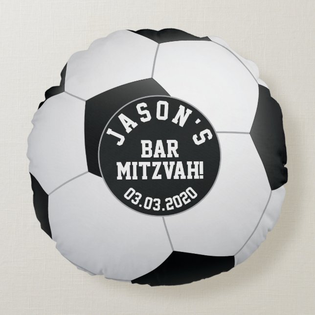 Personalisierter Schwarz-weißer Fußball-Bar Mitzva Rundes Kissen (Vorderseite)