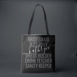 Personalisierter Schwarz-weißer Name Tasche<br><div class="desc">Personalisierter moderner Schwarz-Weiß-Bridäne Name Custom Tote Bag mit bearbeitbarem Text und Text für Datum,  Ziel oder Ort,  Name und lustiges Zitat wie "Kleiderhalter,  Trinker-Föcher,  Sanity-Halter" macht einen Spaß und nützlichen Sake für alle Ihre Brautmädchen.</div>