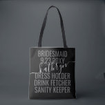 Personalisierter Schwarz-weißer Name Tasche<br><div class="desc">Personalisierter moderner Schwarz-Weiß-Bridäne Name Custom Tote Bag mit bearbeitbarem Text und Text für Datum,  Ziel oder Ort,  Name und lustiges Zitat wie "Kleiderhalter,  Trinker-Föcher,  Sanity-Halter" macht einen Spaß und nützlichen Sake für alle Ihre Brautmädchen.</div>
