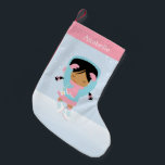 Personalisierter Skater mit niedlicher Kleiner Abb Kleiner Weihnachtsstrumpf<br><div class="desc">Benutzerdefiniertes Design mit einem niedlichen Kindereis-Skaten-Thema,  das mit dem Monogramm,  dem Initial,  dem Namen oder einem beliebigen Text Ihrer Wahl personalisiert werden kann.</div>