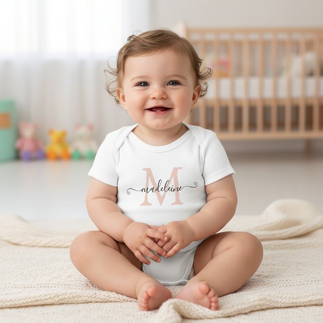 Personalisierter Skriptname Monogram Soft Pink Baby Strampler (Von Creator hochgeladen)