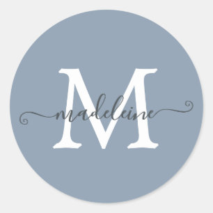 Personalisierter Skriptname-Monogramm Staubblau Runder Aufkleber