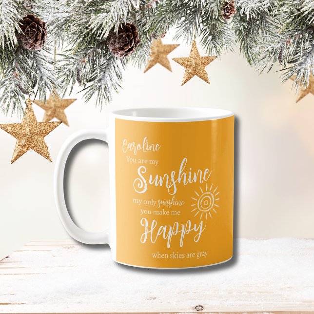 Personalisierter Sonnenschein macht mich glücklich Kaffeetasse (Personalized Sunshine You Make Me Happy Mug in Yellow Orange with modern script and yellow sun.)
