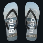 Personalisierter Strand von Wedding Flip Flops<br><div class="desc">Hübscher blauer Himmel mit leicht flauschigen weißen Wolken, blaues Meer, abstürzenden Ozeanwellen und Strand Sand. Unisex Flip Flops mit Braut und Gräuel Datum der Ehe geschrieben in einer weißen Farbe Text. PERSONALISIEREN Sie Ihren Text auf links und rechten Füßen (oder löschen Sie Text, um nur Bild zu zeigen). Der Hochzeitstag...</div>