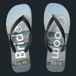 Personalisierter Strand von Wedding Flip Flops<br><div class="desc">Hübscher blauer Himmel mit leicht flauschigen weißen Wolken, blaues Meer, abstürzenden Ozeanwellen und Strand Sand. Unisex Flip Flops mit Braut und Gräuel Datum der Ehe geschrieben in einer weißen Farbe Text. PERSONALISIEREN Sie Ihren Text auf links und rechten Füßen (oder löschen Sie Text, um nur Bild zu zeigen). Der Hochzeitstag...</div>
