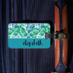 Personalisierter, stylischer Tropical Luggage Tag Gepäckanhänger<br><div class="desc">Dieses Gepäckanhänger ist türkisblau,  grün und weiß mit tropischen Palmen gestaltet und mit Ihrem Vornamen in einem handgeschriebenen,  schicken Skript auf der Vorderseite und Ihren Details auf der Rückseite personalisiert. Das perfekte persönliche Geschenk oder Accessoire für jeden Anlass! PASSENDE Koffer und mehr in unserer Reisekollektion.</div>