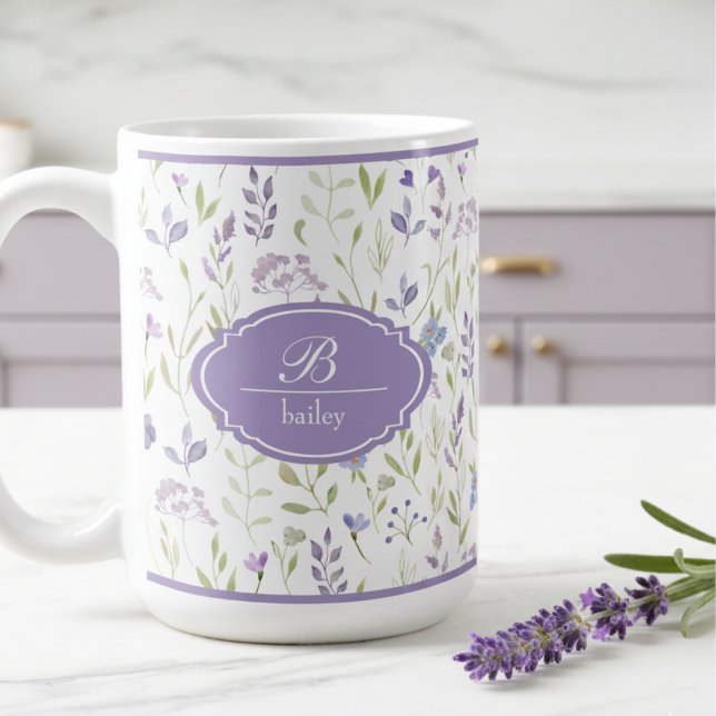 Personalisierter Tasse mit lila Wildblume (elegant cottagecore lavender wildflower floral mug with custom monogrammed initial and name)