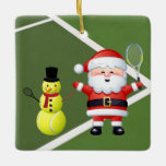 Personalisierter Tennis Snowman und der Weihnachts Keramikornament<br><div class="desc">Dieses einzigartige Tennis Weihnachtsgeschmack-Design bietet einen grünen Tennisplatz mit niedlichem Tennisball-Schneemann und den Weihnachtsmann mit Tennisschläger. Personalisieren Sie den Rücken mit einem Namen und Jahr!</div>