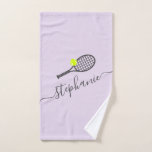 Personalisierter Tennisname Lila Handtuch<br><div class="desc">Leichte Lavendel lila und grau personalisierter Name Tennishandtuch mit einer einfachen niedlichen Tennisschläger-Grafik und Sondertext in einem femininen gürteligen und modernen hübschen Drehbuch Schriftart Monogramm. Alle Mädchen oder Frauen Tennisspieler würden den eleganten Look dieses modernen und minimalen nützlichen Tennisgeschenk schätzen.</div>