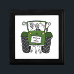 Personalisierter Traktor Erinnerungskiste<br><div class="desc">Ein Traktor Land Hochzeitsgeschenk,  das mit beiden Namen personalisiert werden kann. Wenn Sie die Größe oder den Schriftart der Namen ändern möchten,  klicken Sie bitte auf die Schaltfläche Bearbeiten,  um weitere Anpassungen vorzunehmen. Die Bundung im Traktor ist in einer subtilen Creme und weiß.</div>