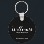 Personalisierter Trauzeuge für Schwarz-Modernes Sk Schlüsselanhänger<br><div class="desc">Personalisierte Trauzeuge Geschenke mit dem Namen des personalisierten Trauzeugen im modernen,  weißen Script-Schriftart Stil mit Titel und Hochzeitsdatum in modernen Sans Serif Schriftart Stil auf schwarzem Hintergrund. Auch perfekt für Trauzeuge,  Brautvater,  Brautjungfrau,  Trauzeugin,  Brautmutter und mehr.</div>