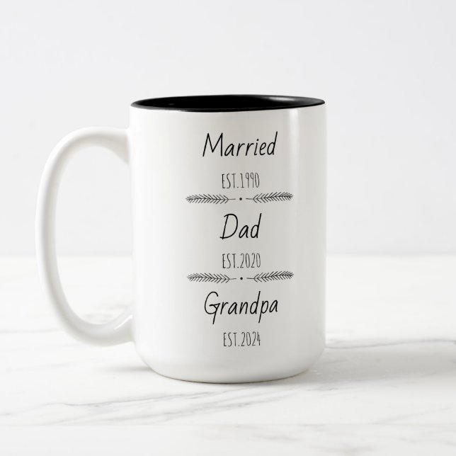 Personalisierter Vater Opa Est Custom Year Zweifarbige Tasse (Links)