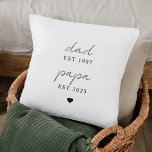 Personalisierter Vater und Papa EST-Kissen | Custo Kissen<br><div class="desc">Feiern Sie mit diesem eleganten Vater & Papa EST Kissen die Reise von der Vaterschaft zur Großvaterschaft. Dieses weiche Baumwollkissen mit zwei individuellen Terminen und einem minimalistischen Herzdesign ist ein herzliches Geschenk für Vatertag, Geburtstage oder neue Großpa-Ankündigungen. Ideal, um im Wohnzimmer zu kochen oder dem Lieblingsstuhl von Papa eine sentimentale...</div>