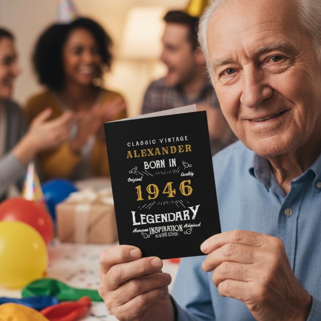 Personalisierter Vintager 80. Geburtstag für Männe Karte (80th birthday 1946 greeting card held by a man. Blurred background)
