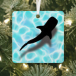 Personalisierter Walhai mit Shadow Beach Weihnacht Ornament Aus Metall<br><div class="desc">Silhouette Whale Shark mit Schatten auf einem blauen tropischen Wasser Strand Hintergrund Weihnachtsbaumschmuck - Der Rücken kann mit einem Namen und Jahr oder mit jedem Text,  den Sie hinzufügen möchten personalisiert werden.</div>