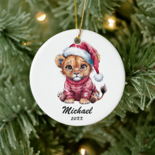 Personalisierter Weihnachts-Babylöwe mit Santa-Hut Keramik Ornament