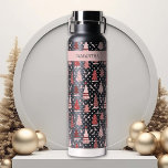 Personalisierter Weihnachtsbaum Trinkflasche<br><div class="desc">Dieses Design kann in dem Bereich personalisiert werden, der durch das Ändern des Fotos und/oder Textes zur Verfügung gestellt wird. Oder Sie können es anpassen, indem Sie den Mausklick auswählen, um weitere Optionen anzupassen, um die Farbe des Hintergrunds zu löschen oder zu ändern, Text hinzuzufügen, die Textfarbe oder den Stil...</div>
