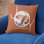 Personalisierter Weihnachtsfeiertag Terracotta Fot Kissen<br><div class="desc">Dieses moderne Weihnachtskissen ist mit dem Wort JOY in Weiß auf Terrakotta-Hintergrund dekoriert. Einfach mit Ihrem Foto und Namen anpassbar.</div>