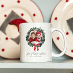 Personalisierter Weihnachtskranz mit Foto und Name Kaffeetasse<br><div class="desc">Mit dieser Personalisierten Weihnachtskraut-Tasse mit Foto und Namen genießen Sie die Jahreszeit. Diese Tasse ist mit einem festlichen Kranzdesign geschmückt und eignet sich hervorragend für gemütliche Urlaubstage oder als Geschenk für Liebende. Fügen Sie Ihren Weihnachtsfeiern eine persönliche Touch mit dieser maßgeschneiderten Tasse hinzu, die sich ideal für Kaffee, Tee oder...</div>