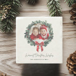 Personalisierter Weihnachtskranz mit Foto und Name Steinuntersetzer<br><div class="desc">Fügen Sie Ihren Feierlichkeiten eine persönliche Touch mit diesem Personalisierten Untersetzer aus Weihnachtsfeldern mit Ihrem Foto und Namen hinzu. Das festliche Kranzdesign verleiht Ihrem Tischdekor Charme und Wärme und schützt die Oberflächen. Dieser Untersetzer aus Stein ist ideal für Ansammlungen oder als ein wohlüberlegtes Geschenk für Freunde und Familie. Machen Sie...</div>