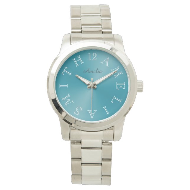 Personalisierter Weißbuchstabe Aquamarin blauer Fa Armbanduhr (Vorderseite)