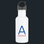 Personalisierter, zeitgenössischer Name Edelstahlflasche<br><div class="desc">Rot, Weiß und Blau Personalisierter Name und Anfangsbuchstabe Edelstahl Wasserflasche mit einer Custom Monogram in einem modernen und minimalen klassischen Sans Serif Schriftart für ein einfaches, aber raffiniertes und männliches Aussehen. Auf einer weißen Wasserflasche aus Metall in Rot und Blau dargestellt, können die Textfarben und Schriftart gewechselt werden, verschiedene Flaschenfarben...</div>