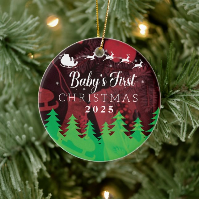 Personalisiertes Baby's First Christmas 2025 Keramik Ornament (Baum)