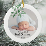 Personalisiertes Baby's First Christmas Foliage Fo Keramik Ornament<br><div class="desc">Dieses Baby's First Christmas Ornament ist mit grünem Aquarell Mistletoe dekoriert. Einfache Anpassung an Foto, Namen und Jahr Ihres Babys. Ändern Sie mithilfe des Entwurfstools die Textgröße, den Stil oder die Farbe. Weil wir unsere Kunstwerke erstellen, werden Sie dieses exakte Bild von anderen Designern nicht finden. Original Wasserfarbe © Michele...</div>
