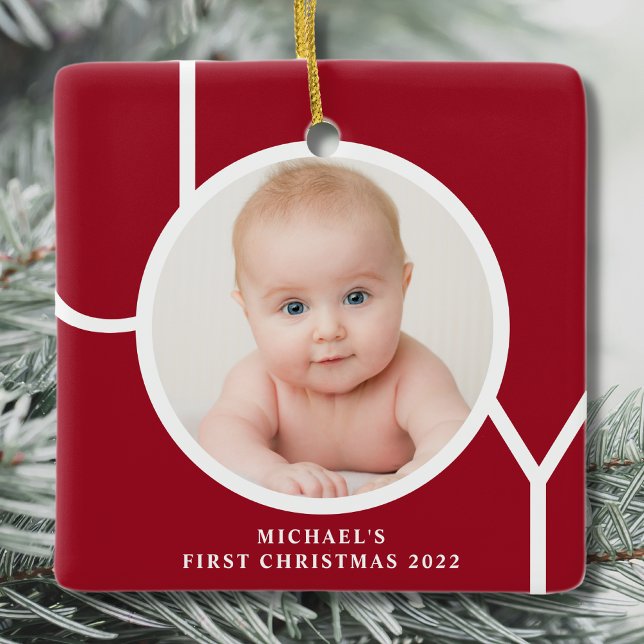 Personalisiertes Baby's First Christmas Red Foto Keramikornament (Von Creator hochgeladen)