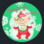Personalisiertes Baby's First Christmas Runder Aufkleber<br><div class="desc">Niedliches Elf Babydesign, das Sie mit dem Namen und dem Datum Ihres Babys personalisieren können. Jamie Wogan Edwards</div>
