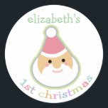Personalisiertes Baby's First Christmas Runder Aufkleber<br><div class="desc">Der Niedliche Weihnachtsmann des Babys feiert die erste X-Mas des Babys und feiert damit das bezaubernde kleine Weihnachtskonzept,  das die "1. Weihnachtsfeier" unter sich liest. Fügen Sie einfach den Namen Ihres Babys ein,  um ein niedliches Stück der ersten Weihnachtszeit Ihres Kindes zu erhalten!</div>