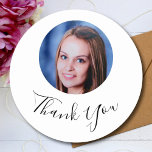 Personalisiertes benutzerdefiniertes Foto Danke Runder Aufkleber<br><div class="desc">Laden Sie ein Foto hoch und erstellen Sie einfach Ihr personalisiertes Dankeschön Aufkleber. Klicken Sie auf Weiter, um die Hintergrundfarbe oder Textfarbe zu ändern. Sie können dieses Design auf anderen Zazzle-Produkten übertragen und an die meisten Zazzle-Produkte anpassen. Standard Studio Designs werden in hochauflösender Vektorgrafik für einen beruflichen Druck hergestellt. Vielen...</div>