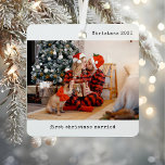 Personalisiertes Bild Unser erstes Weihnachtsfest  Ornament Aus Metall<br><div class="desc">Feiern Sie Ihre erste Urlaubssaison als verheiratetes Ehepaar mit dem Personalisierten Bild Unser Verheiratetes Weihnachtsmetall-Ornament. Dieses wunderschön gestaltete Keepake besticht durch Ihr Lieblingspärchen, was es zu einem herzlichen Foto macht, Ihren Status als Jungverheiratete zu ehren. Das schlichte, minimalistische Schwarz-Weiß-Design, gepaart mit einfacher Schreibmaschinentypografie, verleiht dem Hotel einen zeitlosen und modernen...</div>
