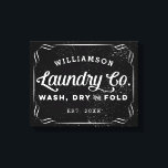 Personalisiertes Black Wäsche Co Wash Trockenfalte Leinwanddruck<br><div class="desc">Hänge dieses personalisierte Leinwand-Schild aus schwarzem Foto in deinem Waschraum und bringe ein wenig von diesem rustikalen Bauernhaus-Flair in deine Wohngestaltung. Verwenden Sie die Optionen,  die Sie individuell anpassen können,  um durch Ändern der Schriftart und der Hintergrundfarbe eine solche zu erstellen.</div>