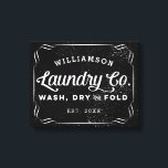 Personalisiertes Black Wäsche Co Wash Trockenfalte Leinwanddruck<br><div class="desc">Hänge dieses personalisierte Leinwand-Schild aus schwarzem Foto in deinem Waschraum und bringe ein wenig von diesem rustikalen Bauernhaus-Flair in deine Wohngestaltung. Verwenden Sie die Optionen, die Sie individuell anpassen können, um durch Ändern der Schriftart und der Hintergrundfarbe eine solche zu erstellen.</div>
