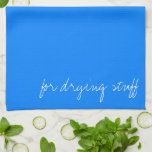 Personalisiertes Blau Geschirrtuch<br><div class="desc">Blauer Hintergrund mit anpassbarem weißem Text. Dies ist eine leuchtend zyanblau-blaue Farbe,  die oft als die Farbe des Himmels an einem klaren Tag beschrieben wird.</div>