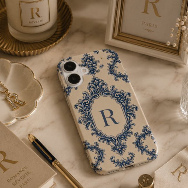 Personalisiertes blaues Damast-Monogramm iPhone 16 Hülle (Von Creator hochgeladen)
