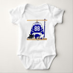 Personalisiertes blaues und weißes Eis-Hockey Baby Strampler<br><div class="desc">Ein personalisierter Eishockey Jersey im blauen und weißen Hängen in einem Sportschließfachraum mit einem Sturzhelm, Eis-Skaten und einem Eishockeystock. Der Jersey kann mit der Zahl und dem Namen Ihrer Wahl völlig besonders angefertigt werden, um ein großes Geschenk für den Eis-Hockey-Fan, den Eis-Hockeyspieler oder den Eis-Hockeytrainer zu machen. Anderes färbt verfügbar...</div>