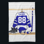 Personalisiertes blaues und weißes Eis-Hockey Küchentuch<br><div class="desc">Ein personalisierter Eishockey Jersey im blauen und weißen Hängen in einem Sportschließfachraum mit einem Sturzhelm, Eis-Skaten und einem Eishockeystock. Der Jersey kann mit der Zahl und dem Namen Ihrer Wahl völlig besonders angefertigt werden, um ein großes Geschenk für den Eis-Hockey-Fan, den Eis-Hockeyspieler oder den Eis-Hockeytrainer zu machen. Anderes färbt verfügbar...</div>
