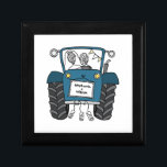 Personalisiertes Blue Tractor Country Wedding-Gesc Erinnerungskiste<br><div class="desc">Ein Traktor Land Hochzeitsgeschenk,  das mit beiden Namen personalisiert werden kann. Wenn Sie die Größe oder den Schriftart der Namen ändern möchten,  klicken Sie bitte auf die Schaltfläche Bearbeiten,  um weitere Anpassungen vorzunehmen. Die Bundung im Traktor ist in einer subtilen Creme und weiß.</div>
