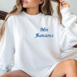 Personalisiertes Braut-Hochzeitsgeschenk, Benutzer Besticktes Langarmshirt<br><div class="desc">Feiern Sie ihren neuen Nachnamen in gemütlichem,  mühelosem Stil mit diesem bestickten Mrs Johnsons-Shirt – ein zeitloses und personalisiertes Muss für jede Braut. Mit eleganter Stickerei und einem benutzerdefinierten „Mrs“-Design, </div>