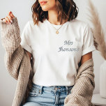Personalisiertes Braut-Hochzeitsgeschenk, individu Besticktes T-Shirt<br><div class="desc">Feiern Sie ihren neuen Nachnamen in gemütlichem, mühelosem Stil mit diesem bestickten Mrs Johnsons-Shirt – ein zeitloses und persönliches Muss für jede Braut. Mit eleganter Stickerei und einem individuellen „Mrs“-Design, </div>