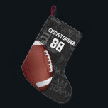 Personalisiertes Chalkboard American Football Kleiner Weihnachtsstrumpf<br><div class="desc">Ein modernes amerikanisches Gitterrost-Design mit einem Fußball auf einem Tonträgerhintergrund mit Fußball-Terminologie. Das Design enthält einen anpassbaren Text für den Namen und die Nummer des Fußballspielers oder Gittereisenlüfters. Dieses Design wurde teilweise mit Grafiken erstellt,  die von Graphics Factory lizenziert wurden.</div>
