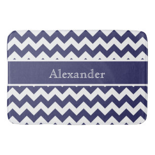 Personalisiertes Chevron in Navyblau mit weißem Hi Badematte