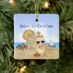 Personalisiertes Cooles Boy Beach Baby Keramikornament<br><div class="desc">Das 1. Weihnachtsbaumschmuck dieses Babys ist mit einem coolen Baby-Jungen ausgestattet,  der eine niedliche Beachbabys-Haltung einnimmt. Nach einem anstrengenden Tag mit Sandschloss Gebäude schlängelt er ein bisschen Limonade. Es kann mit einem Namen,  einem Jahr oder einem beliebigen Text personalisiert werden,  den Sie hinzufügen möchten. - von der Beach Bum</div>