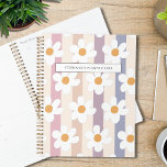 Personalisiertes Daisy-Muster Planer<br><div class="desc">Dieser hübsche Planer ist mit weißen Gänsebläschen auf einem gestreiften Hintergrund in Pastellfarben dekoriert. Einfach mit Ihrem Namen und Jahr anpassbar. Ändern Sie mithilfe des Entwurfstools die Textgröße, den Stil oder die Farbe.</div>