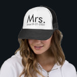 Personalisiertes Datum Frau Just Married Bride Hat Truckerkappe<br><div class="desc">Nur verheiratet? Zeigen Sie Ihren neuen Status am Empfang, in den Flitterwochen oder in der Umgebung des Ortes in diesem angesagten Schwarz-Weiß-Geschirr mit modernen Stilschriften, personalisiertem Hochzeitstag oder anderen Texten wie Name. Ideal für den Brigadestar zum Tragen. Neue Ehemänner, beanspruche deine Frau!</div>