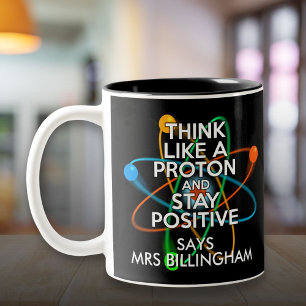Personalisiertes Denk wie ein Proton und bleibe po Zweifarbige Tasse