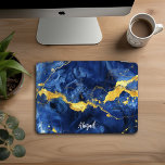 Personalisiertes Design aus blauem und goldfarbene iPad Pro Cover<br><div class="desc">Schönes Luxus Blau und Gold Marmor Textur Design Personalisiert iPad Pro Cover</div>